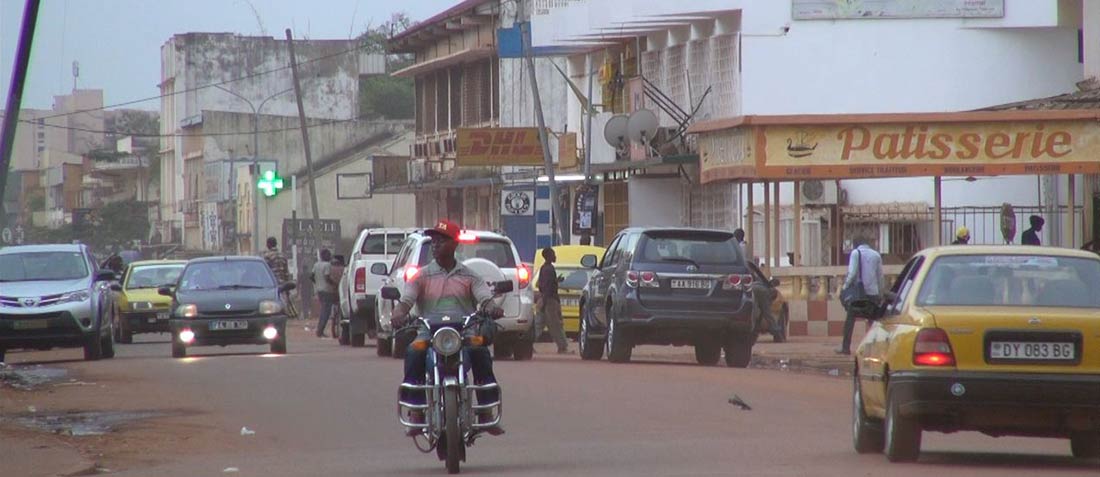 La circulation sur l’une des principales voies du centre de la capitale centrafricaine Bangui, le 22 septembre 2014. La ville connaît une relative accalmie, mais continue d’être en proie à la violence depuis que les forces anti-Balaka ont chassé les milices Seleka en décembre 2013. (VOA / Bagassi Koura)